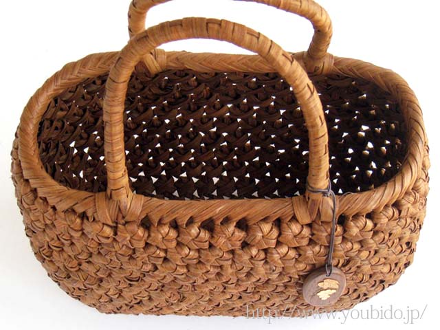 山葡萄バッグ小舟花編（削皮）